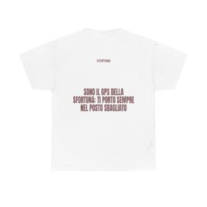 T-shirt PUMP con la frase 'SONO IL GPS DELLA SFORTUNA: TI PORTO SEMPRE NEL POSTO SBAGLIATO' — collezione Sfortuna