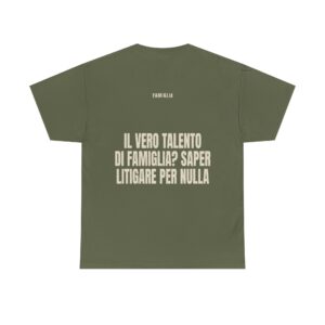 T-shirt PUMP con la frase 'IL VERO TALENTO DI FAMIGLIA? SAPER LITIGARE PER NULLA' — collezione Famiglia