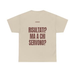 T-shirt PUMP con la frase 'RISULTATI? MA A CHI SERVONO?' — collezione Studenti