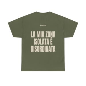 T-shirt PUMP con la frase 'LA MIA ZONA ISOLATA È DISORDINATA' — collezione Disordine