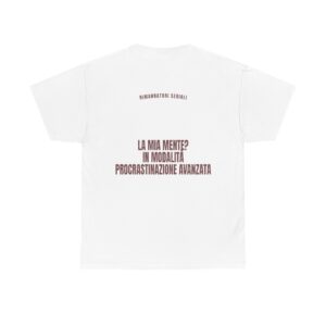T-shirt PUMP con la frase 'LA MIA MENTE? IN MODALITA PROCRASTINAZIONE AVANZATA' — collezione Rimandatori Seriali