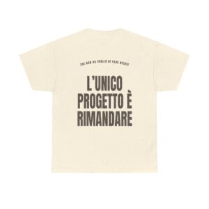 T-shirt PUMP con la frase 'L'UNICO PROGETTO È RIMANDARE' — collezione Chi Non Ha Voglia Di Fare Niente
