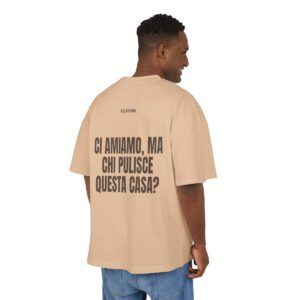 T-shirt oversize PUMP con la frase 'CI AMIAMO, MA CHI PULISCE QUESTA CASA?' — collezione Relazioni