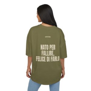 T-shirt oversize PUMP con la frase 'NATO PER FALLIRE, FELICE DI FARLO' — collezione Sfortuna