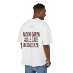 T-shirt oversize PUMP con la frase 'FACCIO DANZA SULLE DATE DI SCADENZA' — collezione Studenti
