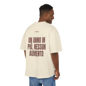T-shirt oversize PUMP con la frase 'UN ANNO IN PIÙ, NESSUN AUMENTO' — collezione Studenti