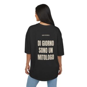 VIVO DI NOTTE — ‘DI GIORNO SONO UN MITOLOGO’ · Oversize