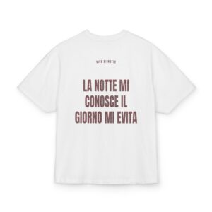 VIVO DI NOTTE — ‘LA NOTTE MI CONOSCE IL GIORNO MI EVITA’ · Oversize